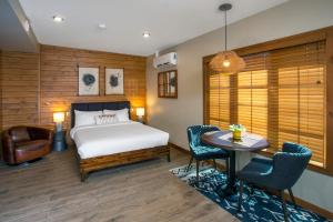 1 dormitorio con 1 cama, mesa y sillas en Bear Hill Lodge, en Jasper