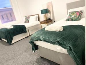 מיטה או מיטות בחדר ב-Home