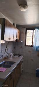a small kitchen with a sink and a window at Luminoso Departamento Mendoza in Mendoza