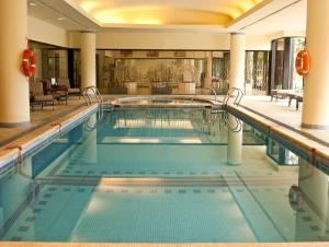 una piscina en medio de una habitación de hotel en Sheraton Pilar Hotel & Convention Center en Pilar
