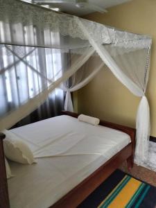 een slaapkamer met een stapelbed en een baldakijn bij Asya Homes in Mombasa