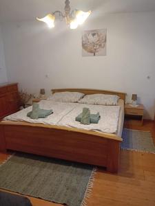 1 dormitorio con 1 cama con 2 almohadas en Rekreační chata Kocába, en Štěchovice