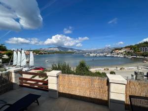 uma varanda com vista para um porto e um corpo de água em Apartments Lumbardina em Lumbarda