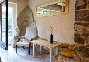 Zimmer mit einem Tisch, einem Stuhl und einem Spiegel in der Unterkunft Hotel Alpenhof in Oberau