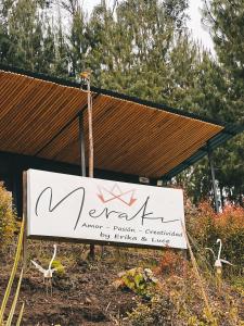 a sign for a garden with birds in front of a building at Meraki_Paipa in Paipa