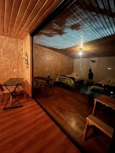 a room with a room with two beds in it at Meraki_Paipa in Paipa