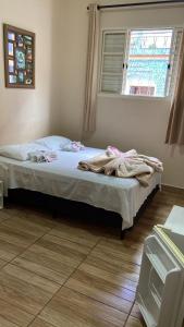 a bedroom with a bed with towels on it at Hotel Cidade Aventura in Socorro