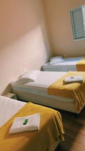 a room with two beds with towels on them at Hotel Cidade Aventura in Socorro