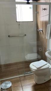 a bathroom with a shower and a toilet and a sink at Hotel Cidade Aventura in Socorro