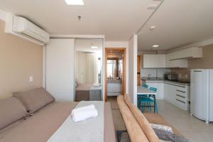 uma sala de estar com um sofá e uma cozinha em Brookfield Tower - BFT em Goiânia
