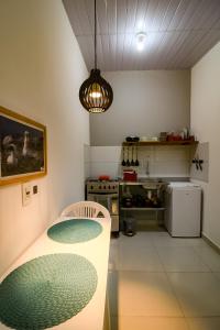 een keuken met een tafel en een eetkamer bij Paraíso do Boldró Flat in Fernando de Noronha