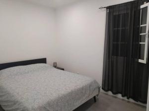 En eller flere senge i et værelse på Casa dos Novelões