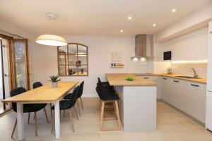 una cucina e una sala da pranzo con tavolo e sedie di Casa Josephine by BeValle a Panticosa