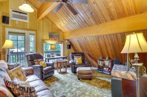 een woonkamer met een bank en stoelen en een plafond bij Owls Nest - Cozy Cabin with Hot Tub and Fireplace! in Gold Bar