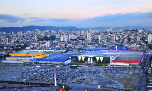 une vue aérienne sur un stade avec un parking dans l'établissement Studio Zona norte SP - proximo Expo Center Norte, à São Paulo