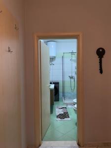 Um banheiro em Center city luxury apartment