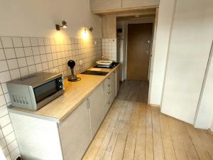 een keuken met een magnetron op een aanrecht bij Kazimierz/Old Town Apartment in Krakau