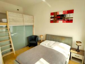 een slaapkamer met een bed, een ladder en een bureau bij Kazimierz/Old Town Apartment in Krakau