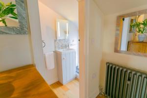 ein Badezimmer mit Waschbecken, Spiegel und Heizkörper in der Unterkunft 10 Bunkers Hill in Beaumaris + 38 Fotos