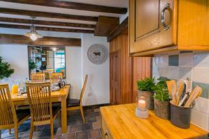 eine Küche mit Tisch und ein Esszimmer in der Unterkunft 10 Bunkers Hill in Beaumaris