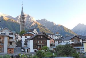 una ciudad con una montaña en el fondo en Stilvolle 2,5 Zimmer, Ferienwohnung in Sent, en Scuol