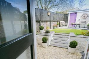 Una vista de un patio con plantas en macetas en un jardín. en 3 Greenfield Terrace, en Menai Bridge