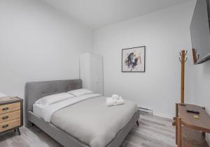 um quarto branco com uma cama e uma cómoda em Luxurious 3BD Apt in heart of downtown Free Parking on-site 5 min walk to Bell Center em Montreal