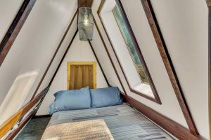 Voodi või voodid majutusasutuse Table Rock Lake Cabin Black Oak Twin Peaks toas