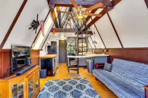 sala de estar con sofá y cocina en Table Rock Lake Cabin Black Oak Twin Peaks, en Lampe