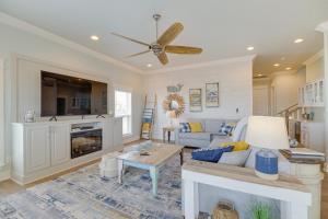 Χώρος καθιστικού στο Ocean View Easy Breezy Crystal Beach Getaway!