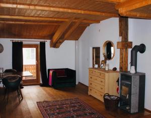 sala de estar con chimenea y techo de madera en Stilvolle 2,5 Zimmer, Ferienwohnung in Sent, en Scuol