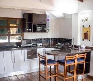 a kitchen with a table and two chairs at Esperando solo por ti.. in Pampatar