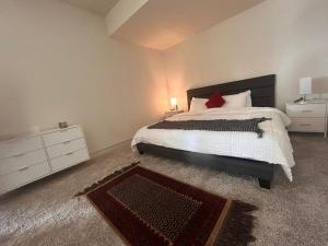 Ένα ή περισσότερα κρεβάτια σε δωμάτιο στο Seize the Extraordinary Elevate Your Lifestyle in Downtown Austin's Pinnacle Penthouse Paradise