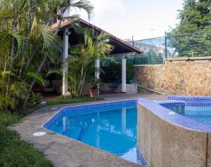 a swimming pool in front of a house at Esperando solo por ti.. in Pampatar