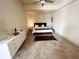 Una cama o camas en una habitación de Seize the Extraordinary Elevate Your Lifestyle in Downtown Austin's Pinnacle Penthouse Paradise