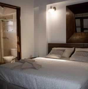sypialnia z łóżkiem z ręcznikiem w obiekcie Esperando solo por ti.. w mieście Pampatar