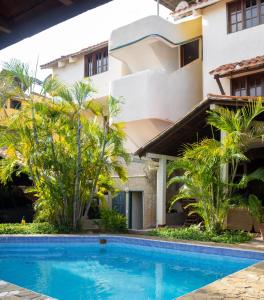 eine Villa mit einem Pool vor einem Gebäude in der Unterkunft Esperando solo por ti.. in Pampatar