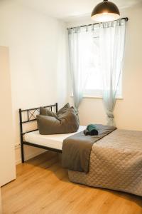 1 dormitorio con cama y ventana en Shine Apartment Wackersdorf I, en Wackersdorf