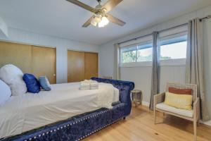 1 dormitorio con 1 cama azul y 1 silla en Modern Chicago Vacation Rental about 14 Mi to Downtown, en Chicago