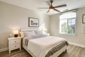 1 dormitorio con 1 cama y ventilador de techo en Great Salt Lake House 5,000 Sq Ft, Mtn Views! en Kaysville