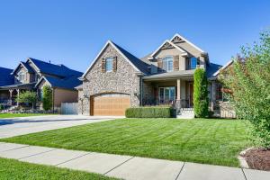 una casa con cortile e vialetto di Great Salt Lake House 5,000 Sq Ft, Mtn Views! a Kaysville