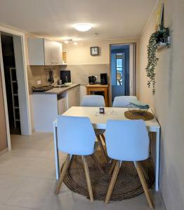uma cozinha com mesa e cadeiras num quarto em Ferienunterkünfte Zwischen Meer & See em Bansin