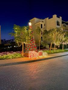 uma árvore de Natal no meio de uma rua em Ultra Luxury 3BR with Pools ,Sports ,Dining in Gated compound, Close to all sites no Cairo