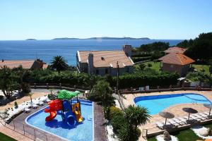 Bazén v ubytovaní Apartamentos Coral Do Mar II alebo v jeho blízkosti