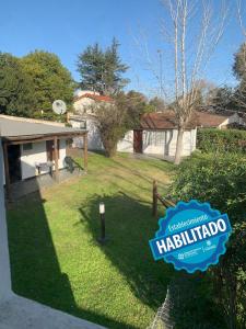 einen Hof mit einem Schild, das Haselnuss-onga liest in der Unterkunft Altos de la Laguna in Chascomús