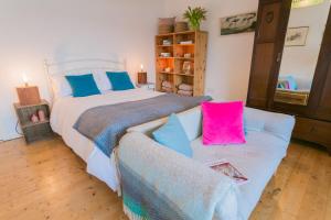 Un dormitorio con una cama grande y un sofá. en Eigionfa, en Menai Bridge