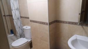 y baño con aseo y lavamanos. en Apartamentos Wayteko, en Alicante