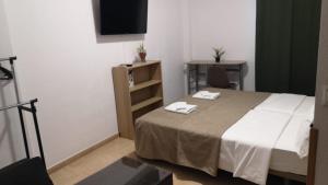 1 dormitorio con 1 cama con 2 toallas en Apartamentos Wayteko, en Alicante