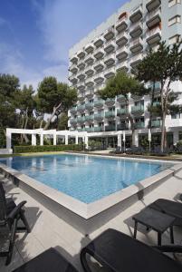 Bazén v ubytování International Beach Hotel nebo v jeho okolí