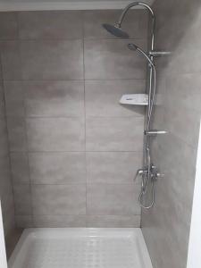 y baño con ducha con cabezal de ducha. en Loft moderno en Fuerteventura, en Puerto del Rosario